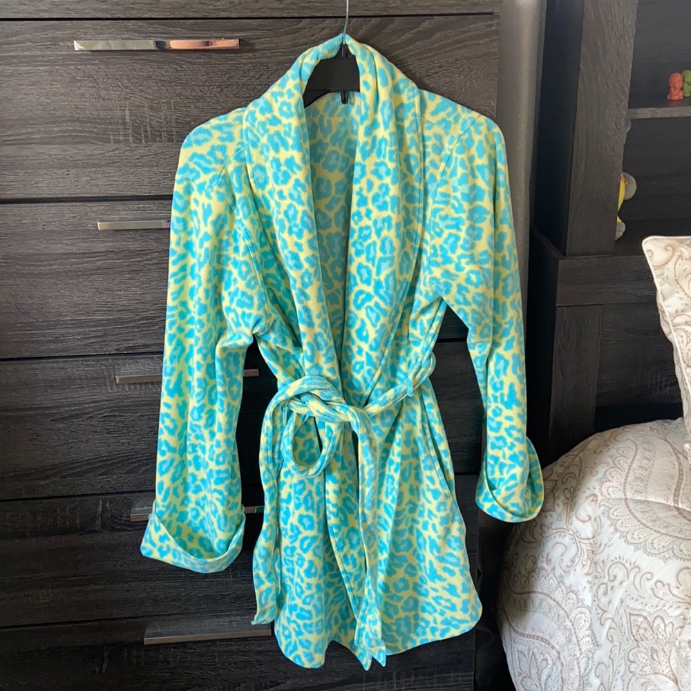 Victoria’s Secret plush robe leopard print M/L